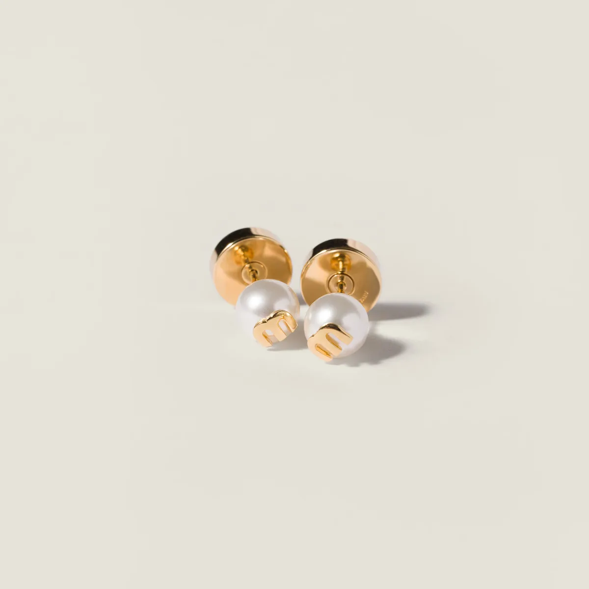 Miu Miu Metal and pearl earrings (Gold/Cream)